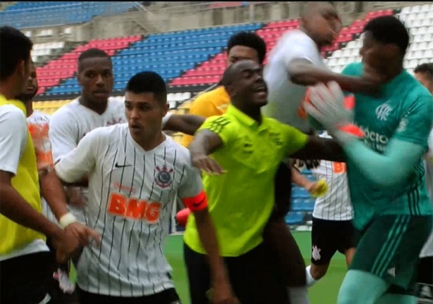 Corinthianos se estranharam com goleiro carioca e iniciaram grande confusão no gramado