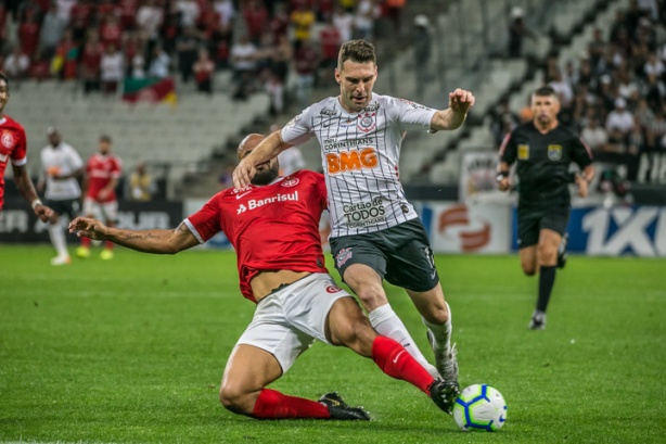 Corinthians e Internacional ficaram apenas no empate sem gols em Itaquera neste domingo