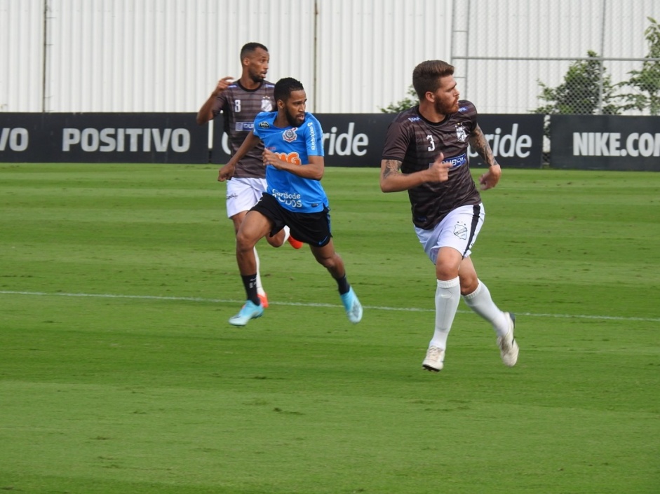 Everaldo teve a chance de atuar no jogo-treino e fez o primeiro gol do Corinthians; atacante tem chance de ser relacionado no domingo