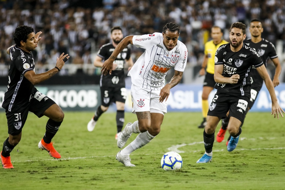 O Corinthians perdeu para o Botafogo e voltou a desperdiar uma oportunidade na tabela do Campeonato Brasileiro