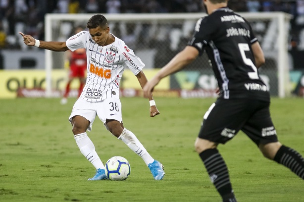 Pedrinho foi mais uma vez meia centralizado no Corinthians