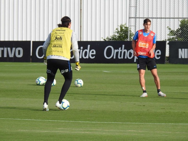 Cássio treinou com os demais jogadores de linha, com a bola nos pés