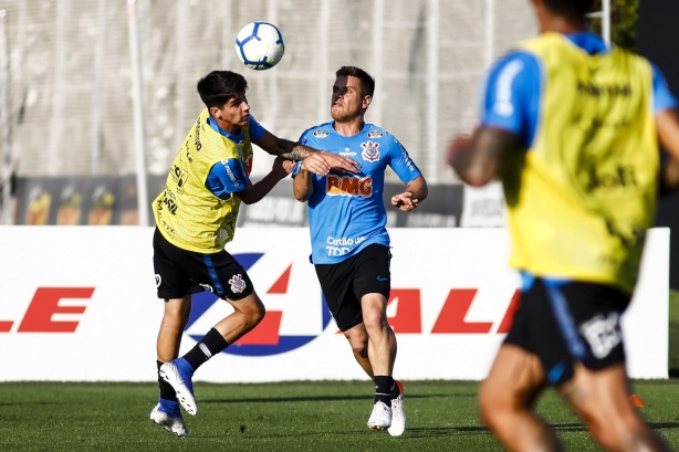 Araos poderia concorrer com Ramiro no Corinthians