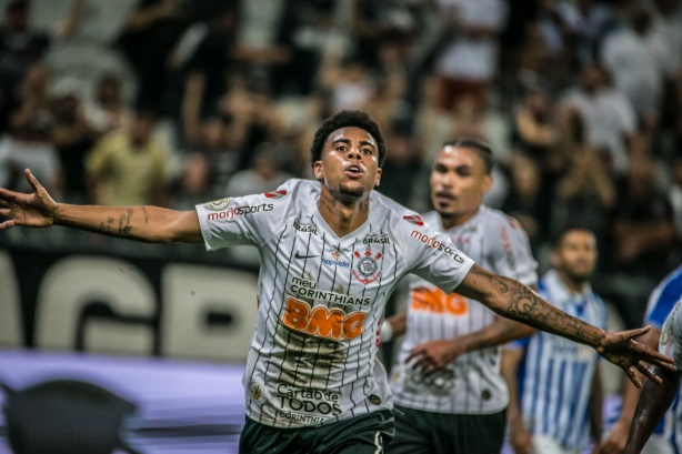 Gustavo marcou o primeiro gol do Corinthians na vitória tranquila contra o Avaí