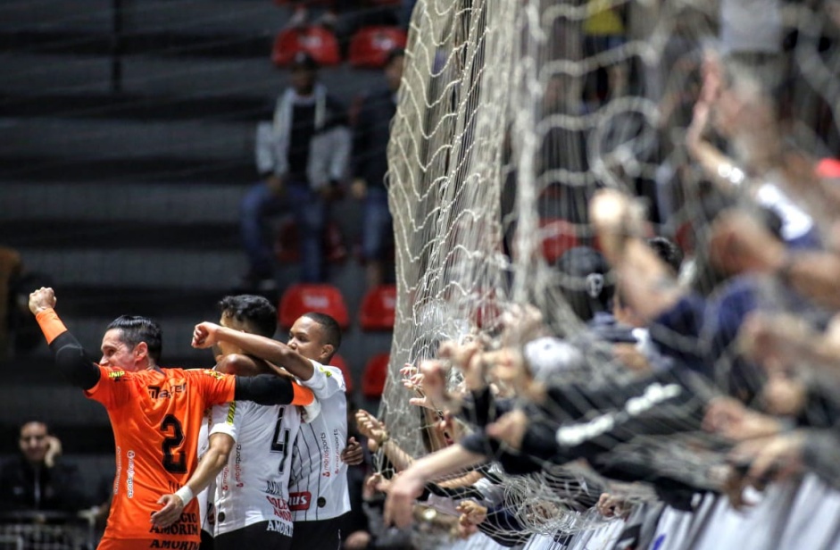 Corinthians fez a festa da torcida presente ao Parque So Jorge na noite desta quinta-feira