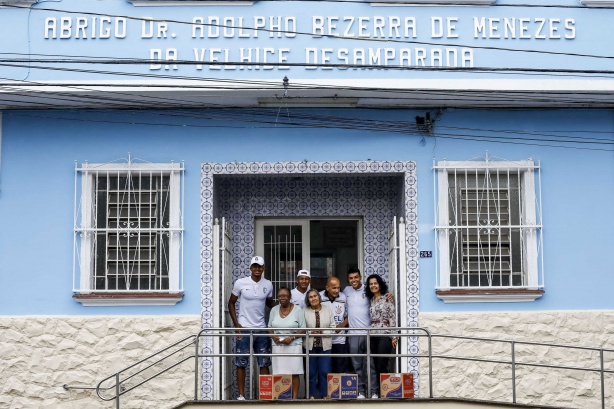 Jovens do Corinthians passaram a manh� em institui��o beneficiada com as doa��es