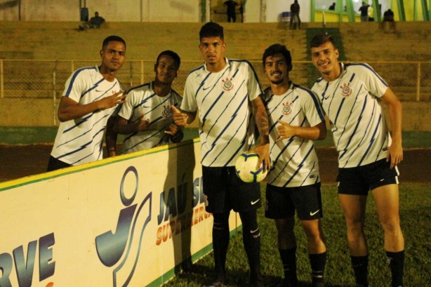 Lucas Gabriel é o primeiro da esquerda para direita; Sub-23 tem feito amistosos para não ficar sem jogos