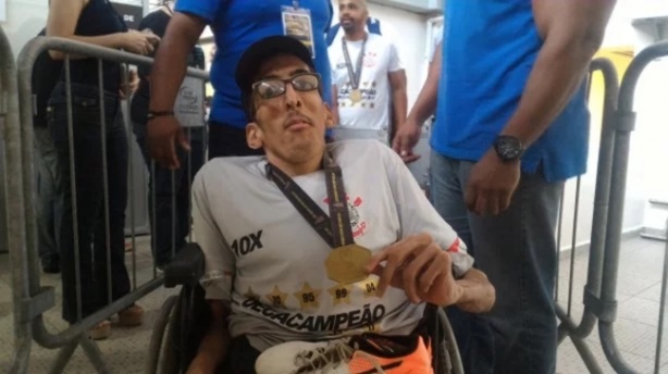 Ronald ganhou uma medalha da Copinha de 2017 das m�os do t�cnico Osmar Loss