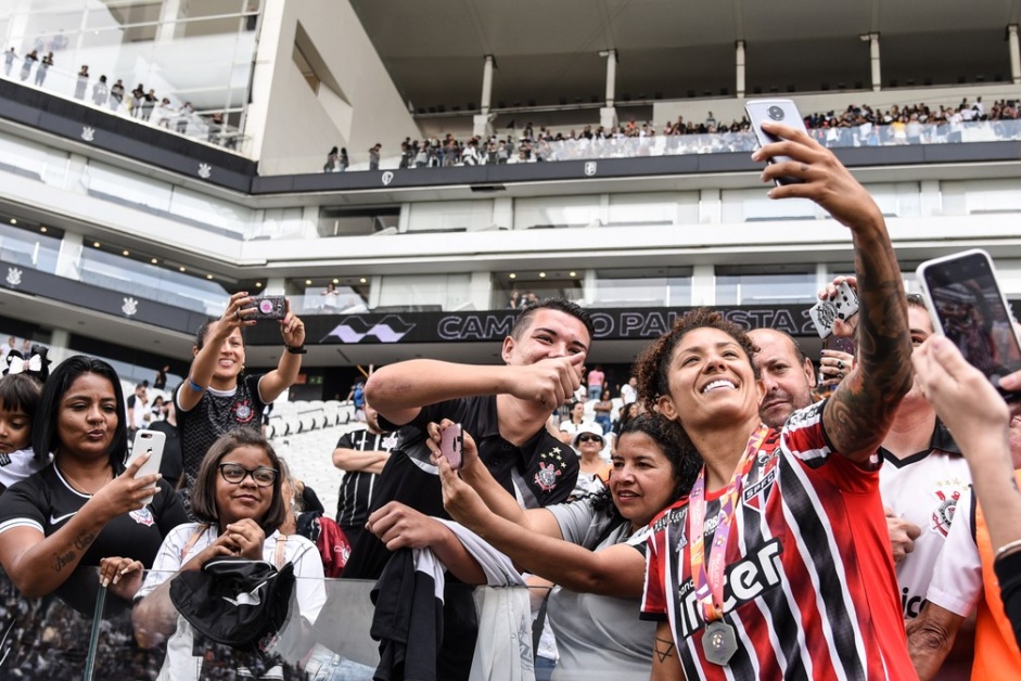 Cristiane posou para fotos com torcedores do Corinthians na final do Paulisto Feminino