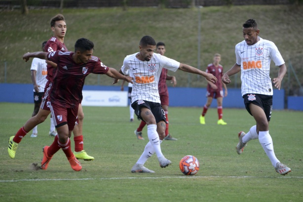 O Corinthians perdeu para o River Plate e se complicou na Copa RS nesta segunda-feira