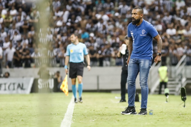 Dyego Coelho era o técnico do Corinthians naquele 1 a 0 sobre o Ceará, em Fortaleza