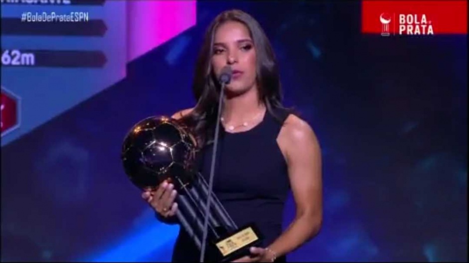 Millene recebeu o prmio Bola de Prata, coroando o excelente ano que fez no Corinthians