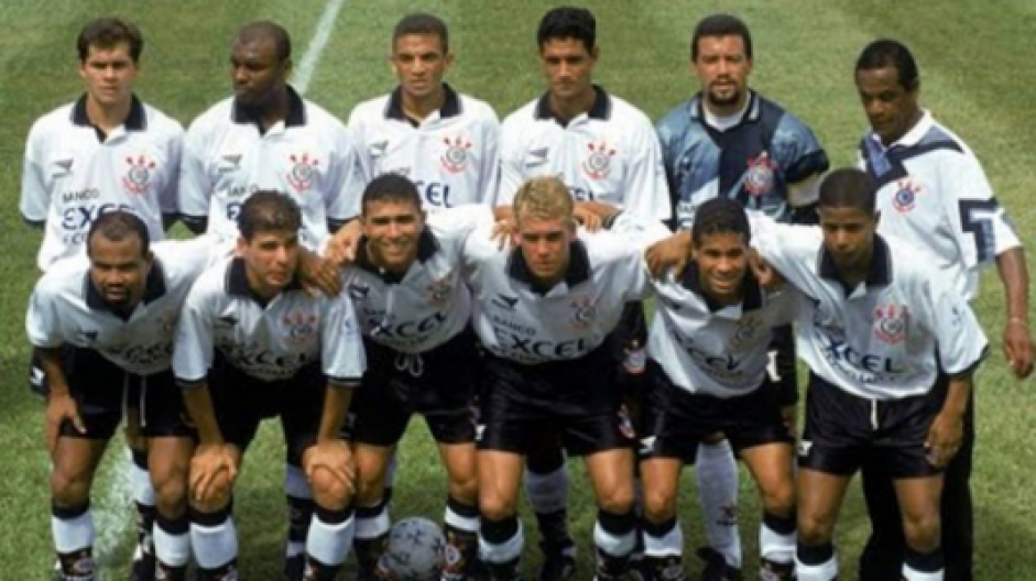 Time do Corinthians em 1997 tinha Andr Luiz ( esquerda do goleiro Ronaldo Giovanelli)