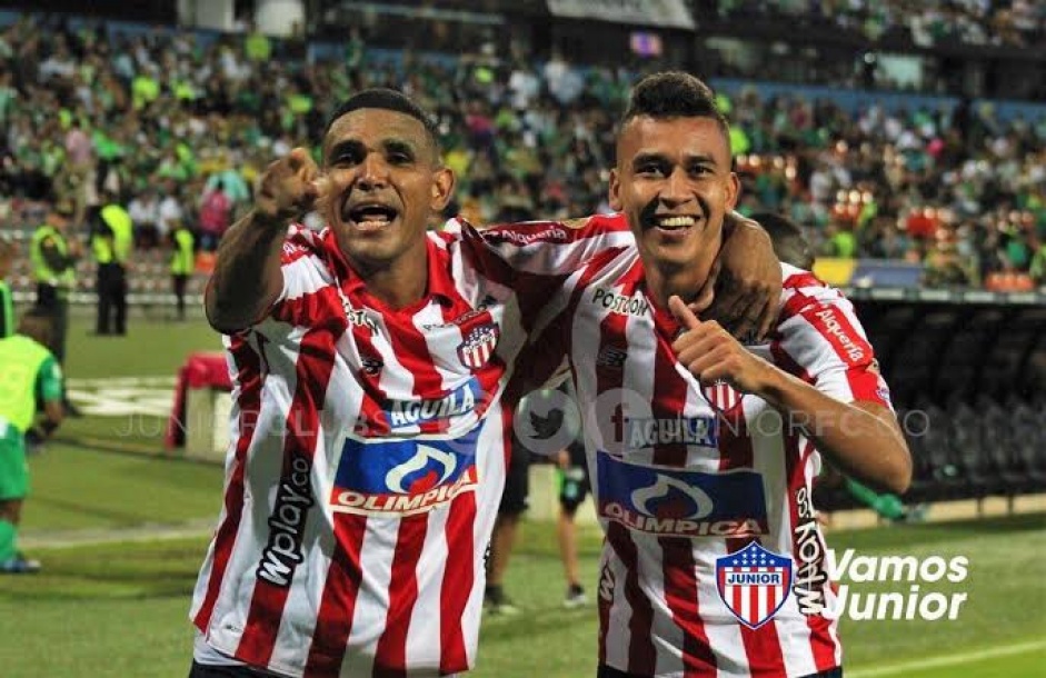 Cantillo,  direita, pode trocar Junior Barranquila por Corinthians em 2020