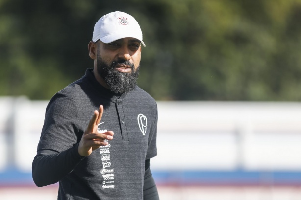 Dyego Coelho tem experiências na base e no profissional do Corinthians