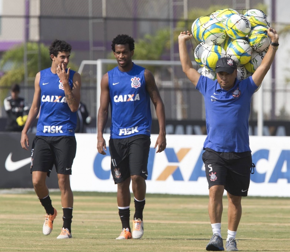 Pedro Henrique e Gil durante treino na temporada 2014; zagueiros iro se reencontrar em 2020 e devero iniciar como titular