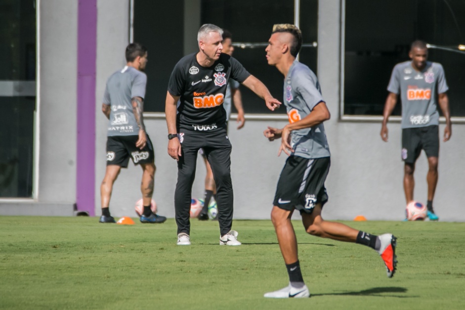 Cantillo j treina normalmente com os companheiros no Corinthians