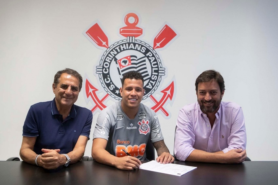 Sidcley assinou seu contrato com o Corinthians nesta quarta-feira