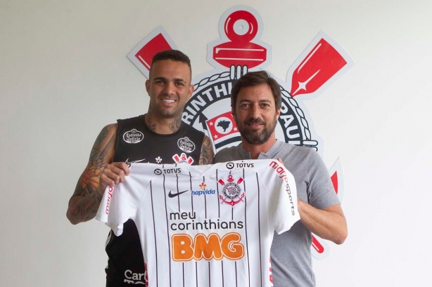 Luan posou com a camisa do Corinthians ao lado do diretor Du�lio Monteiro Alves