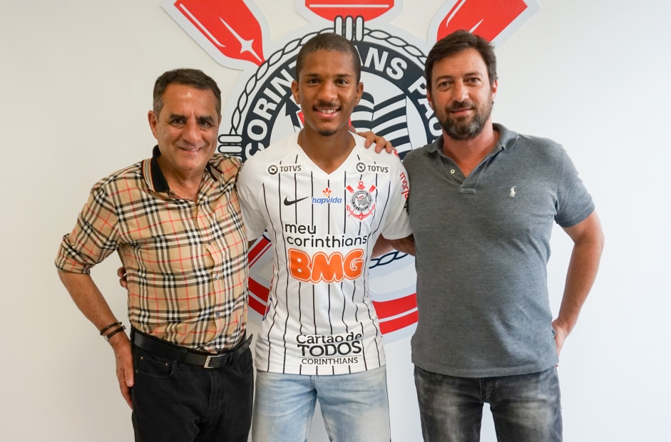 Dav posou oficialmente com a camisa do Corinthians pela primeira vez