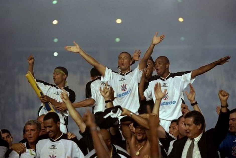 Meu Timão on X: 14 de janeiro de 2000: conquistávamos o mundo pela  primeira vez! O primeiro campeão mundial de clubes da FIFA É O TIMÃO!  ⚫⚪🏆🌎 #CorinthiansMinhaVida #CorinthiansMinhaHistória #CorinthiansMeuAmor  #CorinthiansNaMemória