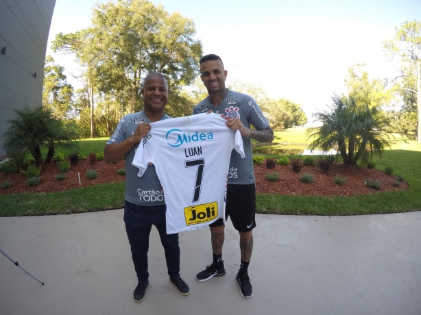 Meia recebeu a camisa das m�os do �dolo da torcida do Corinthians
