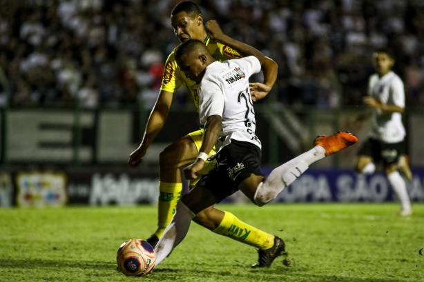 L�o Pereira voltou a ser titular do Corinthians na noite desta quarta-feira
