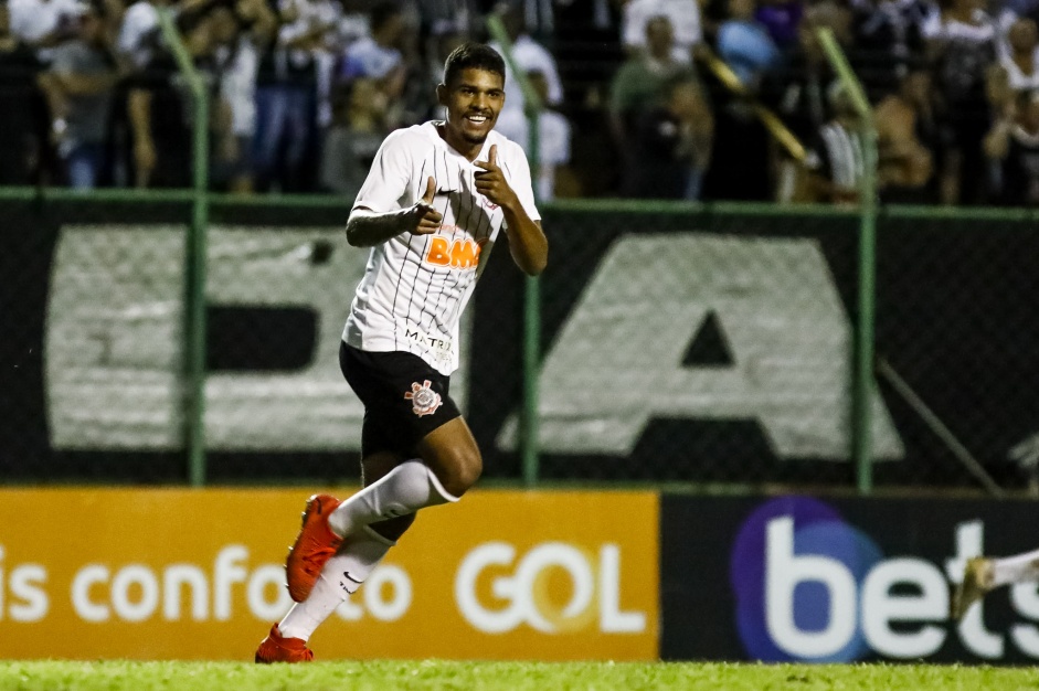 Zagueiro Ronald garantiu a vitria do Corinthians e foi eleito o melhor em campo