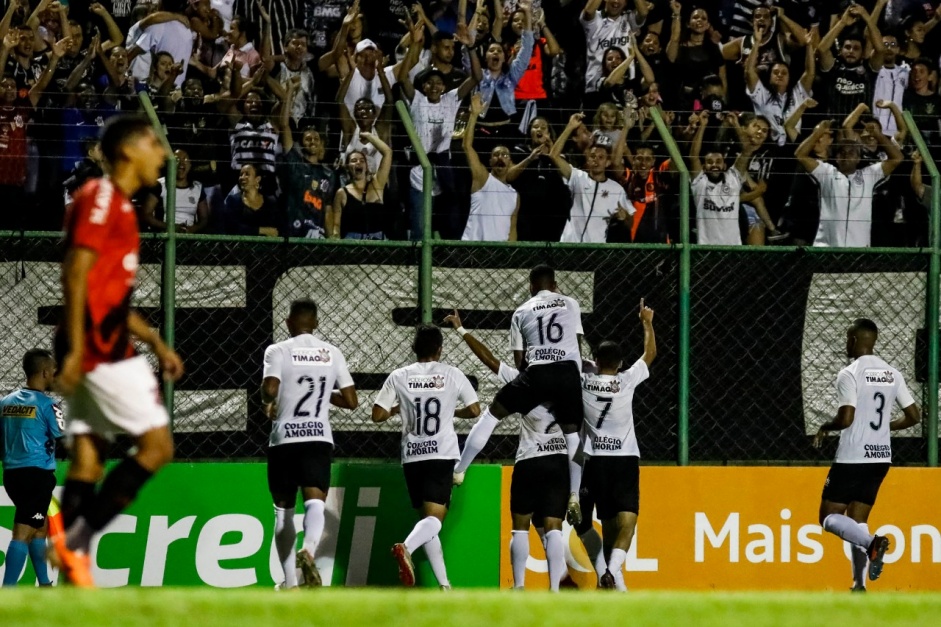 Gol de Daniel Marcos no comeo da partida selou classificao do Corinthians