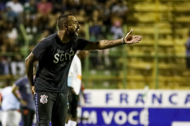 T�cnico Dyego Coelho elogia postura dos jogadores do Corinthians dentro e fora de campo