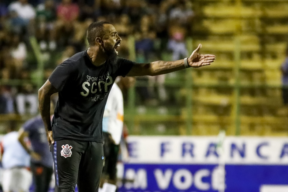 Tcnico Dyego Coelho elogia postura dos jogadores do Corinthians dentro e fora de campo