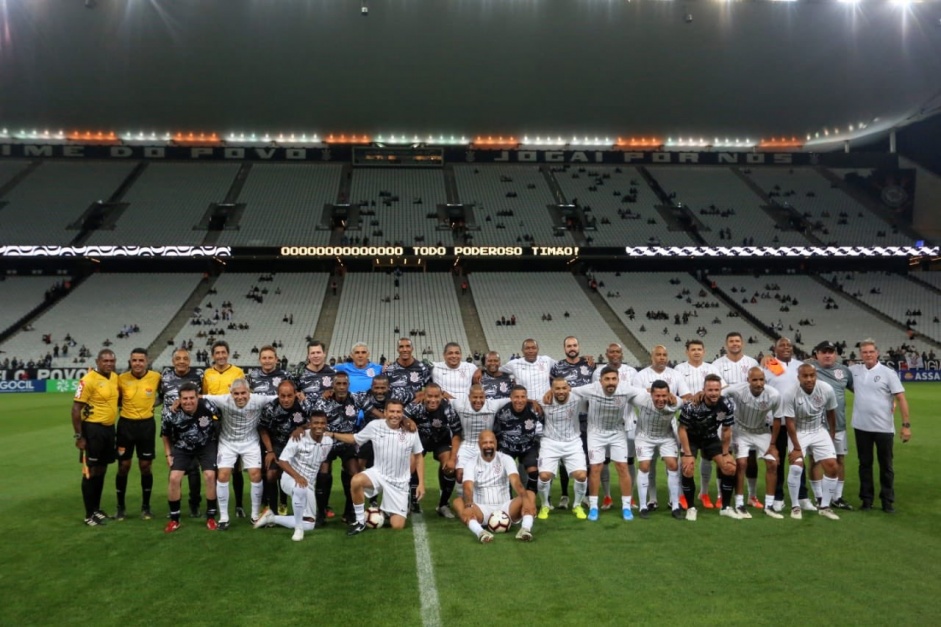 Com dois gols de Dinei, campeões mundiais de 2000 vencem jogo