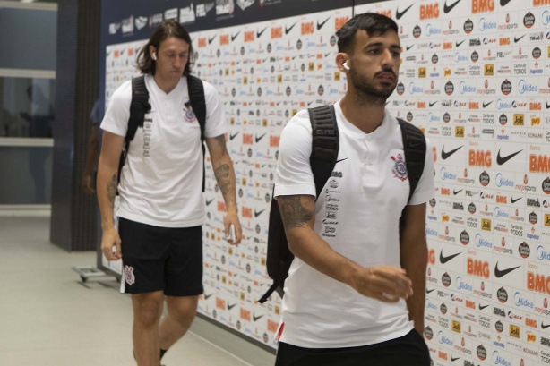 Camacho deixa gramado com dores no quadril e vira preocupação para o Corinthians