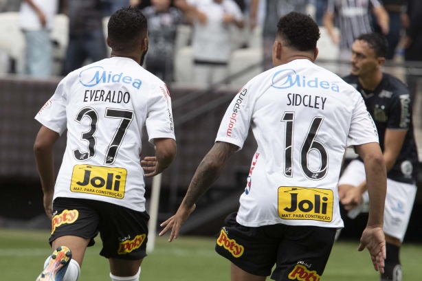 Everaldo e Sidcley ganharam chance de mostrar serviço no clássico deste domingo