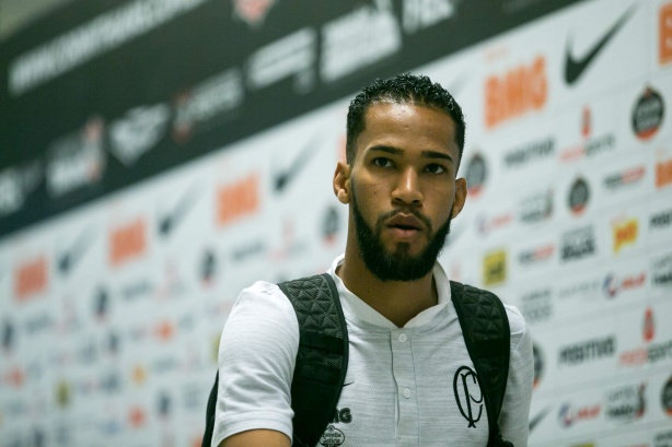 Everaldo ganha chance como titular no clássico contra o Santos