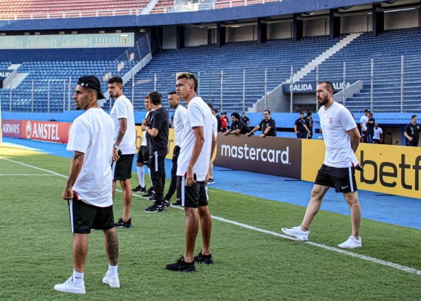 Elenco conheceu o est�dio da partida do Corinthians desta quarta-feira