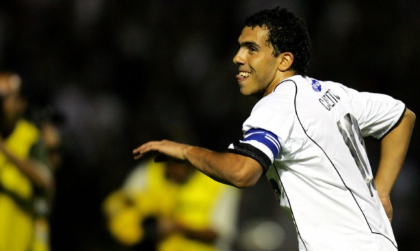 Tevez e Jô anotaram os gols da vitória do Corinthians por 2 a 0 sobre a Internacional de Limeira, em 2005