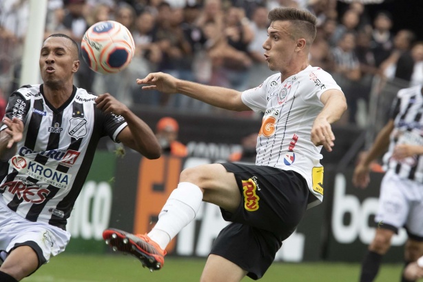 Piton deve ser o titular da lateral esquerda do Corinthians na próxima quarta-feira