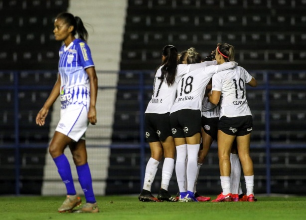 Corinthians bate o Avaí Kindermann e vence a primeira no