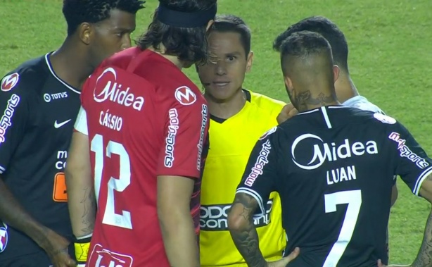 Árbitro comunicou os jogadores que não ia tolerar mais gritos homofóbicos no Morumbi