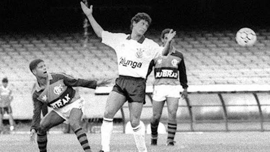 Duelo em 1991 terminou 1 a 0 para os corinthianos, no Morumbi, com Marcelinho Carioca no Flamengo