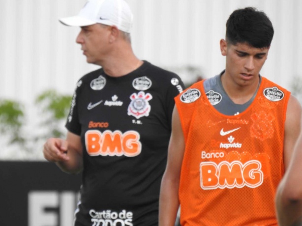 Araos não tem previsão de ser aproveitado, mas tenta mostrar seu valor nos treinamentos