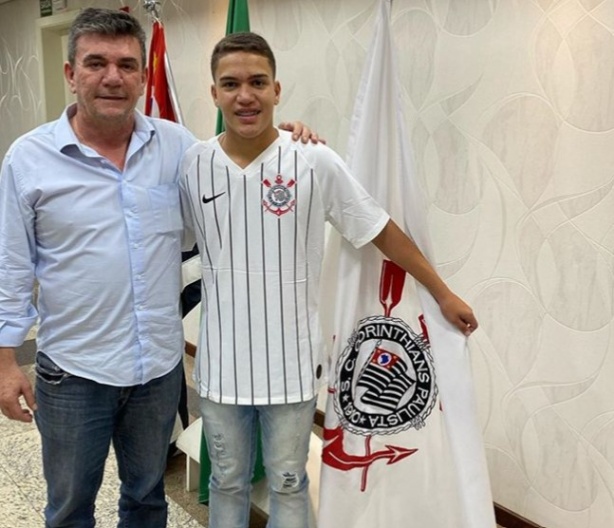 David posou ao lado do presidente Andrés Sanchez
