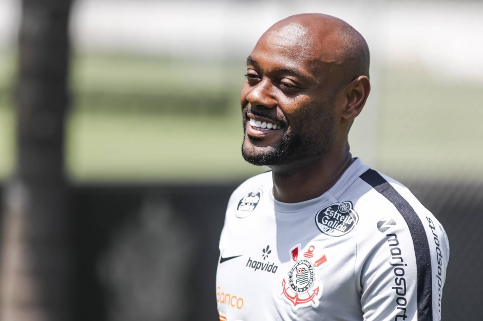Love brinca com possibilidade de Paulinho retornar ao Corinthians