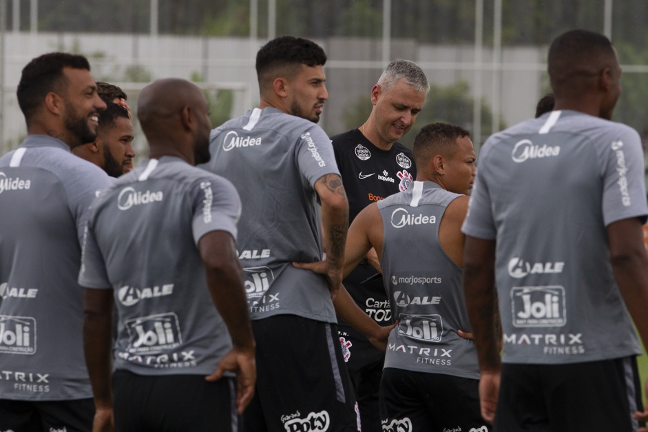 Tiago Nunes relacionou 22 jogadores para a partida contra o Santo Andr