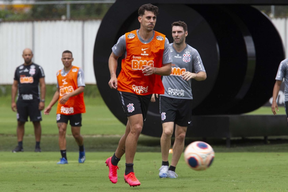 Danilo Avelar foi a grande novidade do Corinthians nesta segunda-feira, em treino realizado no CT Joaquim Grava
