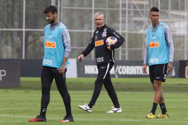 Camacho trabalhou com os dois últimos técnicos do Corinthians
