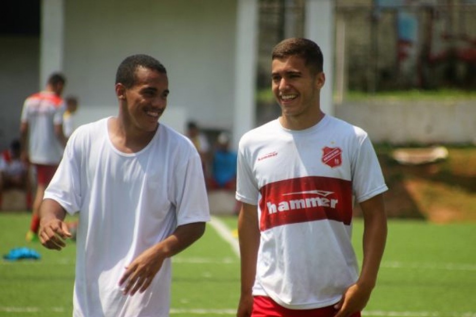 Hgor Lapa (direita) chega para atuar como lateral do Corinthians Sub-23