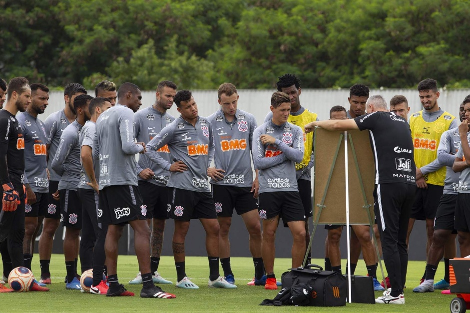 Sem contar a base, Corinthians tem neste momento 92 jogadores profissionais sob contrato, sendo 30 deles emprestados a outros clubes