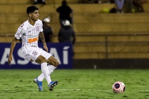 Araos vem tendo mais chances com Tiago Nunes